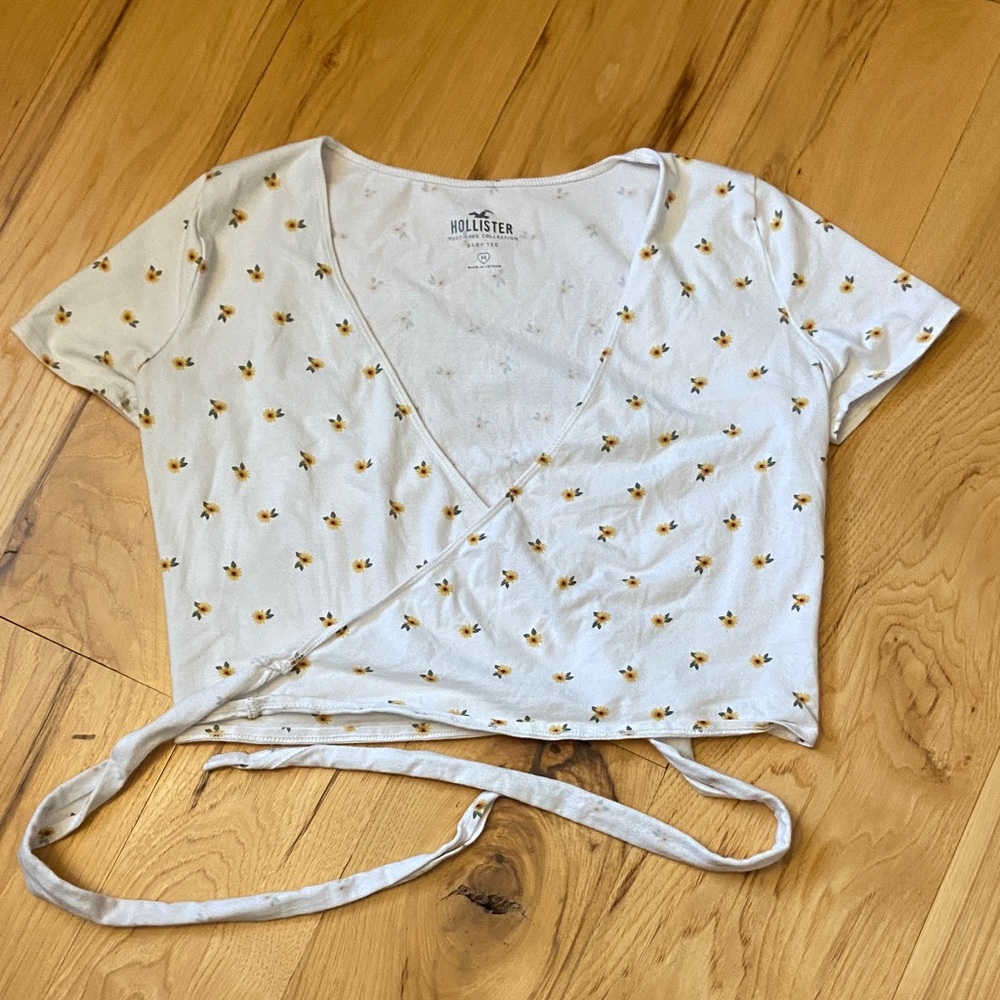 Hollister Sunflower Wrap Top M